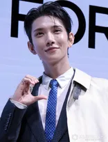 SEVENTEEN・JOSHUA、ロングコート姿で来日イベント登場　日本語でメッセージも