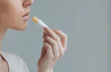 「懐かしすぎる！」ロート製薬が公開した“昔のリップクリーム”に「どこ行ってたん？！探したんやで？？？！！」