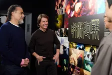 トム・クルーズ、日本のアニメ制作に興味津々　MAPPA 展訪問で『呪術廻戦』原画に見入る