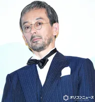 滝藤賢一、新調したスーツに満足げ「かっこいいでしょ」