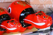 「まって可愛すぎんか」キラキラ輝く“赤べこ”が82万表示　カラフルな姿に「推しカラーで揃えたい」