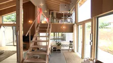 20代で計画したマイホーム、訳あり土地＆アイデア満載のコストダウン術　室内に“ブリッジ”【住人十色】