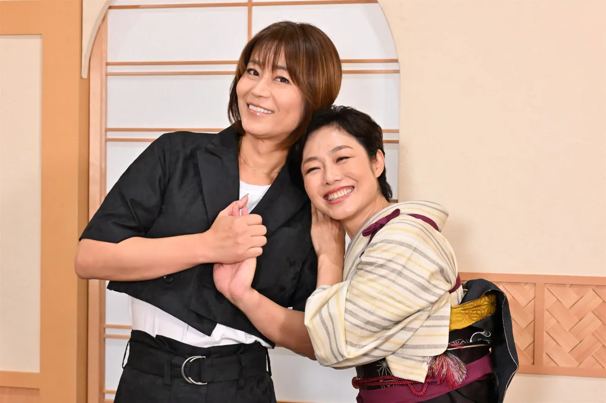 氷川きよし、15年来の仲・有働由美子アナとハグ2ショット…オリジナル「マーラータン」に驚き