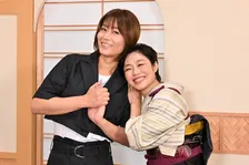 氷川きよし、15年来の仲・有働由美子アナとハグ2ショット…オリジナル「マーラータン」に驚き