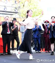 バトントワリング世界2位の民放アナ、なんば駅前で野外パフォーマンス　カンテレ柏原怜奈アナが芸人たちに混じり