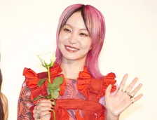 LiSA、着る毛布がお気に入り　観客入りライブリハでも着用