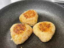人気シェフ・笠原将弘氏、2種類の“わが家の焼きおにぎり”レシピを紹介「父が作ってくれた思い出の味」