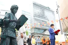 大阪なんば駅前に「二宮金次郎」像が出現…たまに「ニッ」と笑顔　『OSAKA COMEDY FESTIVAL 2026』