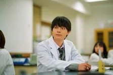 原菜乃華“影子”＆作間龍斗“真昼”、対照的な表情浮かべる　『ないものねだりの君に光の花束を』新カット解禁