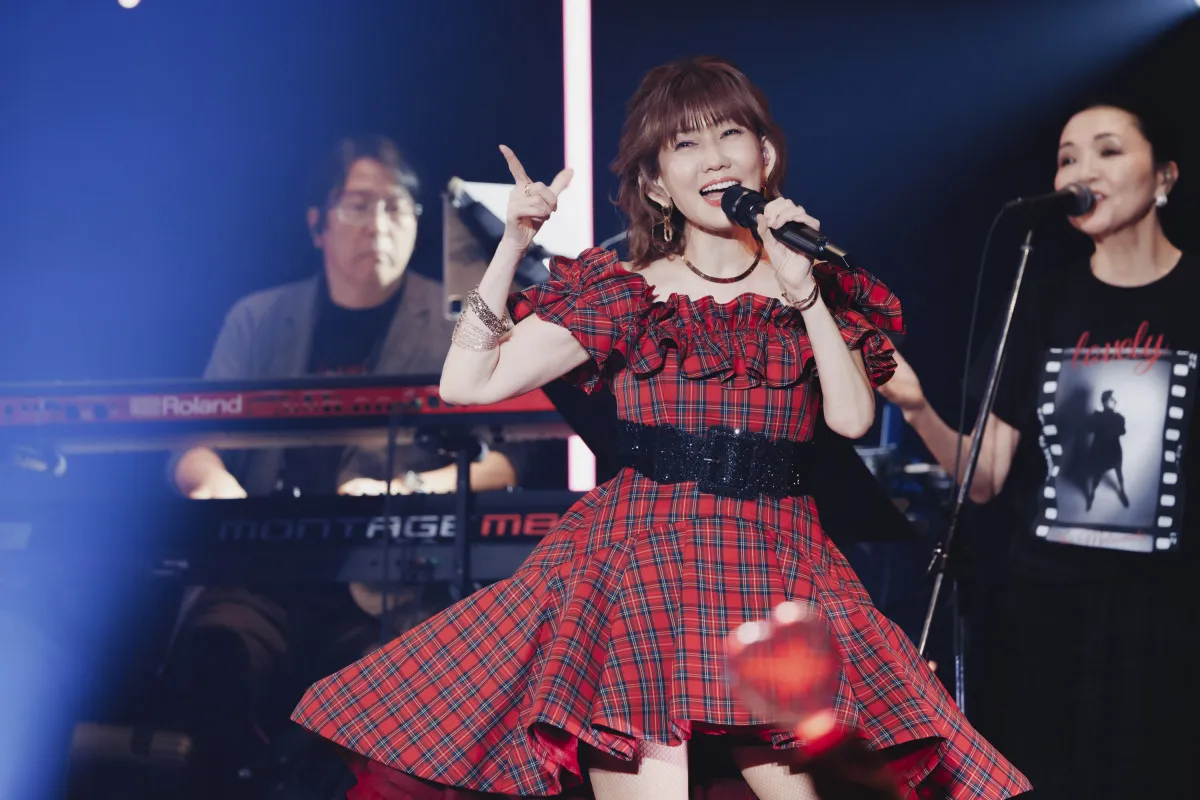 松本伊代、デビュー45周年ライブ開催　5年ぶり新曲を初披露、デビュー当時の衣装をオマージュした姿も