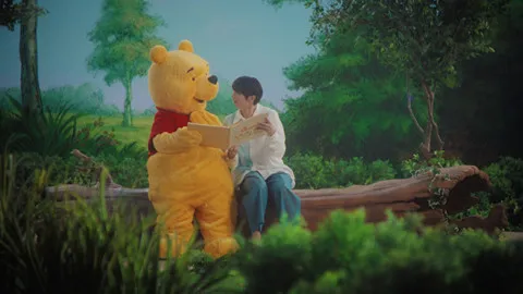 羽生結弦、プーさんと手をつなぎ「100エーカーの森」へ　原作100周年セレブレーション映像公開