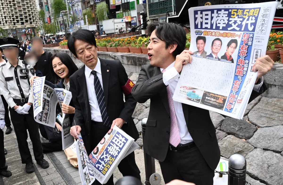 『相棒』トリオ・ザ・捜一、SL広場登場で歓声　亀山薫→神戸尊へ“相棒交代”の号外を配る