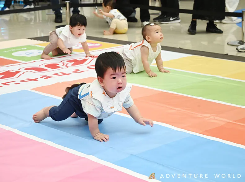 アドベンチャーワールド、ペンギンがよちよち→赤ちゃんがハイハイレース　会場から歓声