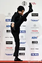 ディーン・フジオカ、アクションむちゃぶりされてタキシードでハイキック披露