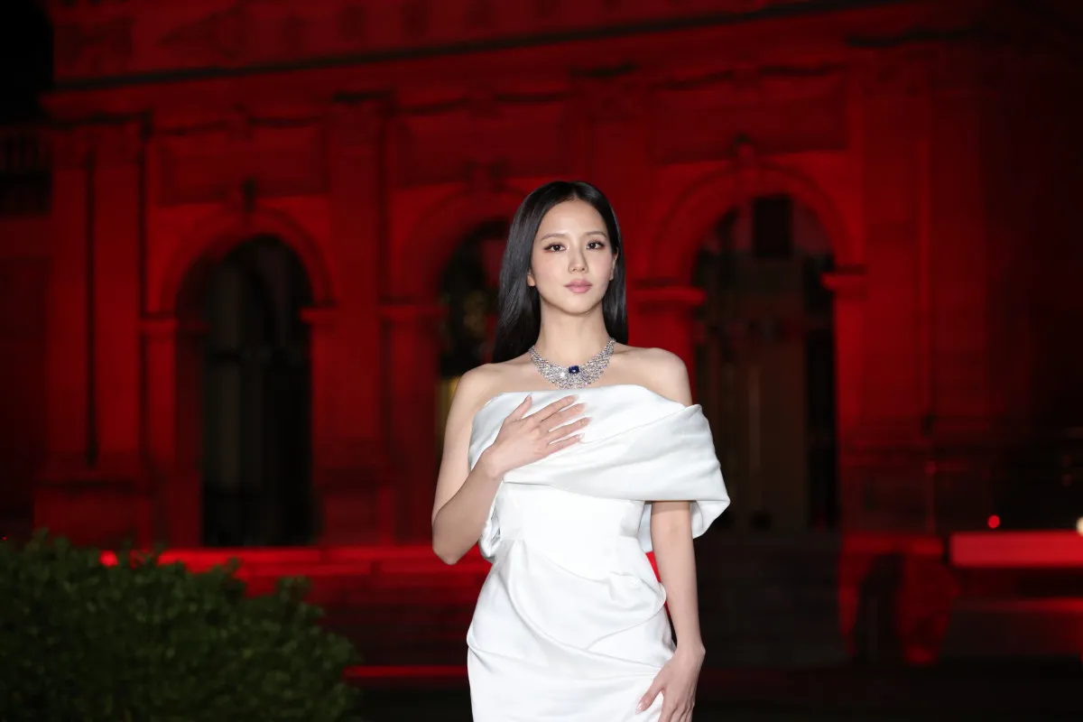 JISOO、ホワイトドレスで唯一無二のオーラ放つ　吉沢亮＆今田美桜らと京都降臨