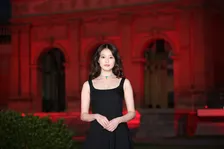 今田美桜、美デコルテあらわなブラックドレスで京都降臨「優雅な気分」