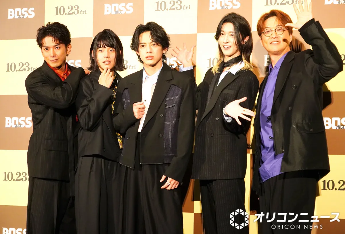 モナキ、雰囲気ガラリな“黒モナキ”で登壇　純烈・酒井一圭は照れ笑い「めちゃくちゃ恥ずかしい」