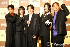 モナキ、雰囲気ガラリな“黒モナキ”で登壇　純烈・酒井一圭は照れ笑い「めちゃくちゃ恥ずかしい」