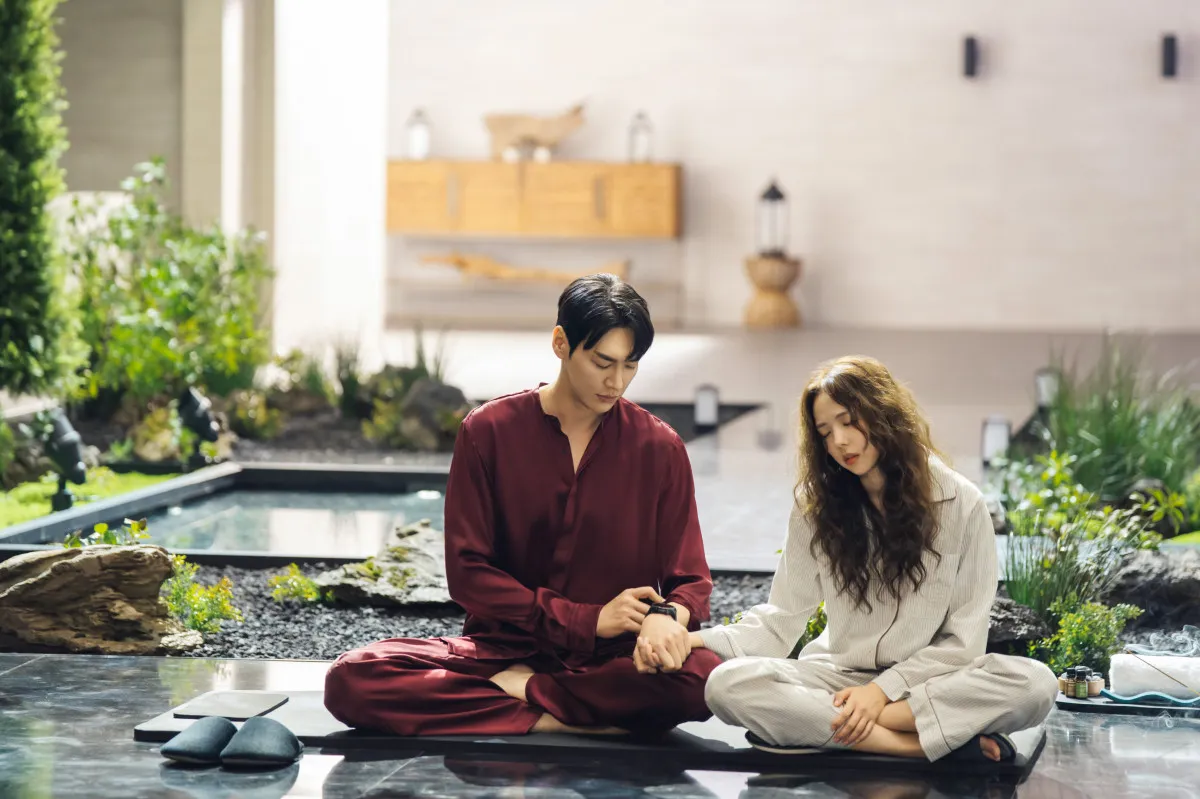 キム・ヨングァン＆チェ・スビン、仲むつまじいキスシーン　Netflix『ハートにチャージして』舞台裏公開「このカップルが大好き」「本当に仲良しだね」