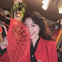 40年前のイヤリングで“マハラジャ”コーデ　3800着の昭和服を持つ25歳女性が受け継ぐ、母世代の思い出