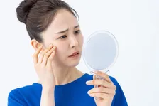 秋の“肌老け”、「一見良さそう」なヒアルロン酸やビタミンCの効果が半減？ 正しいケアを皮膚科医が指摘