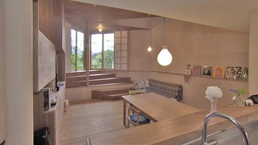 鎌倉の山中に建つ個性的な住宅　芝生の屋根から街並みを一望、約21畳のLDKも『渡辺篤史の建もの探訪』