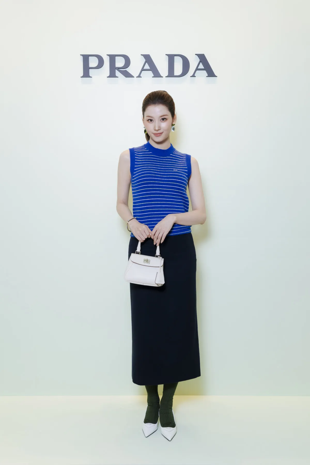TWICE・SANA、関西弁でメッセージ　ノースリーブニット姿で「プラダ大阪心斎橋店」来場
