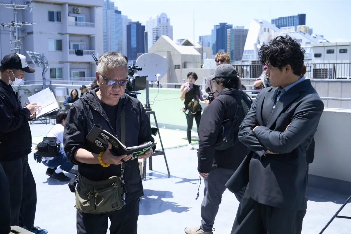 小栗旬「感情を外へ出せるのが楽しかった」、リリー・ジェームズ＆間宮祥太朗らが語る『バッド・ルーテナント：トウキョウ』特別映像