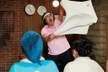 役所広司、ねじり鉢巻き姿で熱波師に　Netflix『俺のこと、なんか言ってた？』サウナでバイト中の場面写真公開