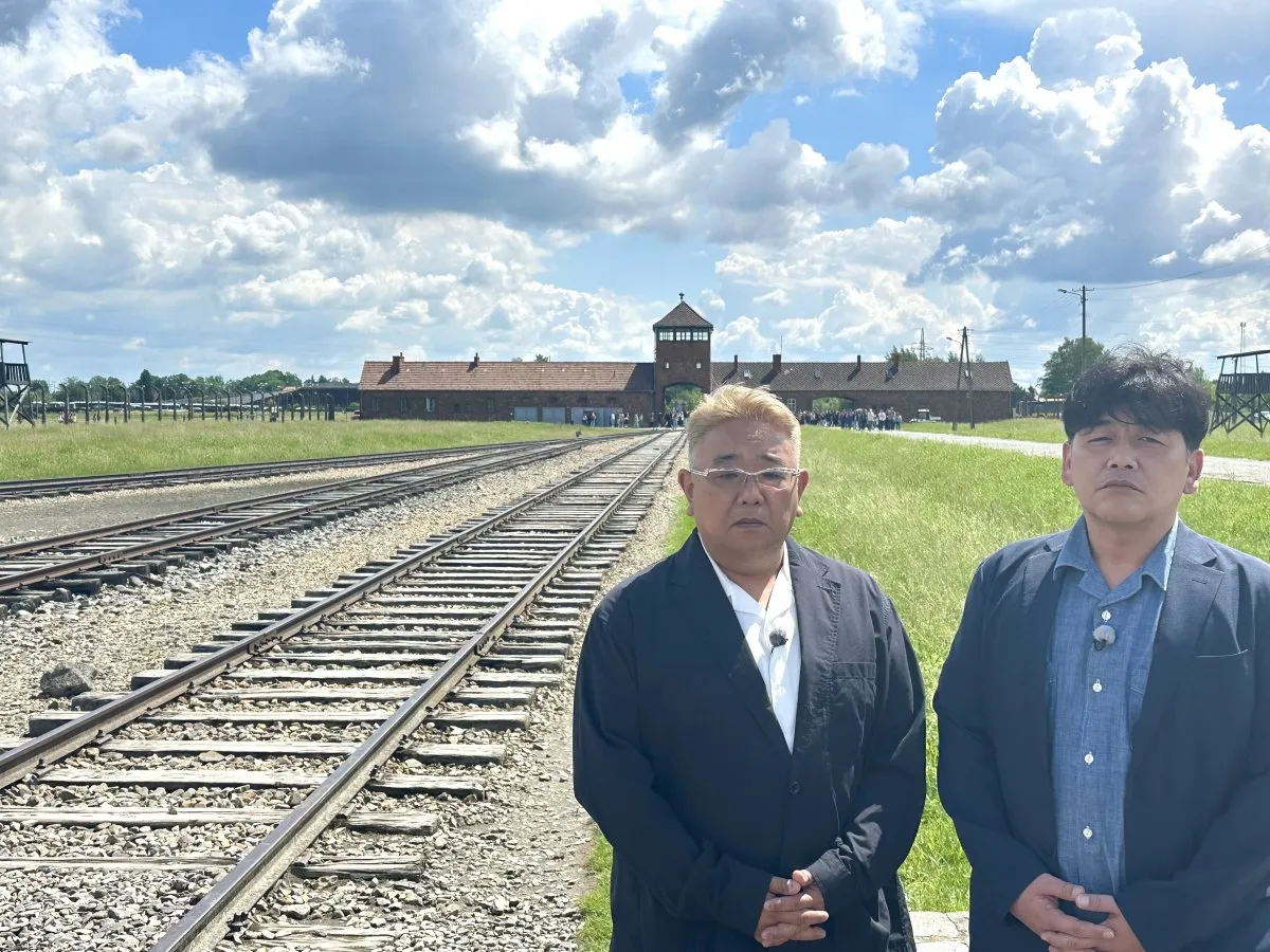 サンドウィッチマン“負の世界遺産”アウシュビッツ訪問「戦争はダメなんだよ、絶対に…！」
