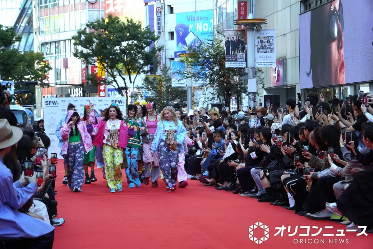 仲里依紗、妹・れいなとレカペで共演　渋谷に登場　来場者一斉にスマホ向ける