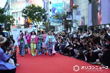 仲里依紗、妹・れいなとレカペで共演　渋谷に登場　来場者一斉にスマホ向ける