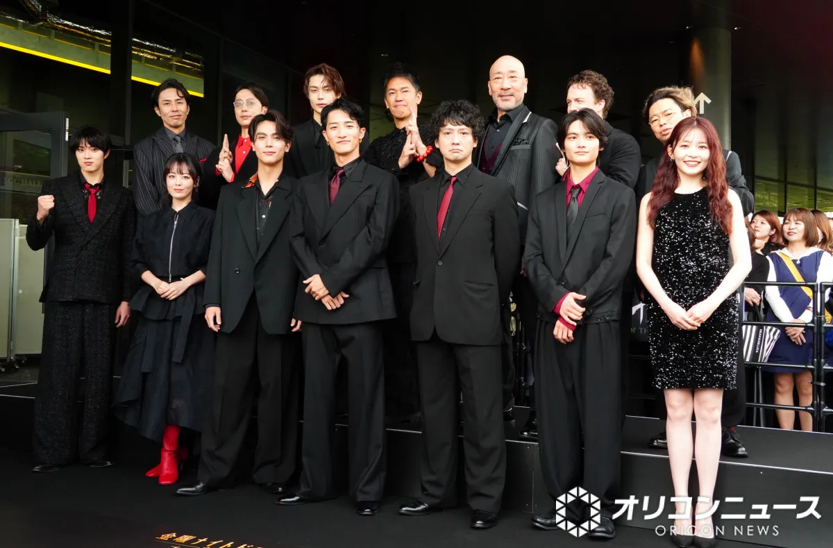 Snow Man岩本照、レッドカーペット登場に照れ「みんなペアでいいな」　『真田十勇士』豪華キャスト14人集結