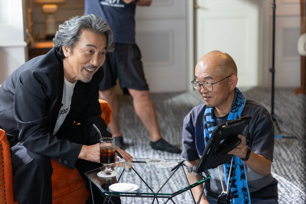 役所広司が牛の被り物姿に！宮藤官九郎も驚く「カンヌ獲ったばっかりなのに」『俺のこと、なんか言ってた？』インタビュー映像