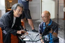 役所広司が牛の被り物姿に！宮藤官九郎も驚く「カンヌ獲ったばっかりなのに」『俺のこと、なんか言ってた？』インタビュー映像