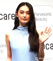 八木莉可子、すらりとした二の腕＆艶やかな黒髪際立つタイトドレスで登場