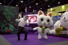 『ダンダダン』ターボババア＆セルポ星人、南米に登場　場所はコロンビア…歓声＆記念撮影の列が途切れず