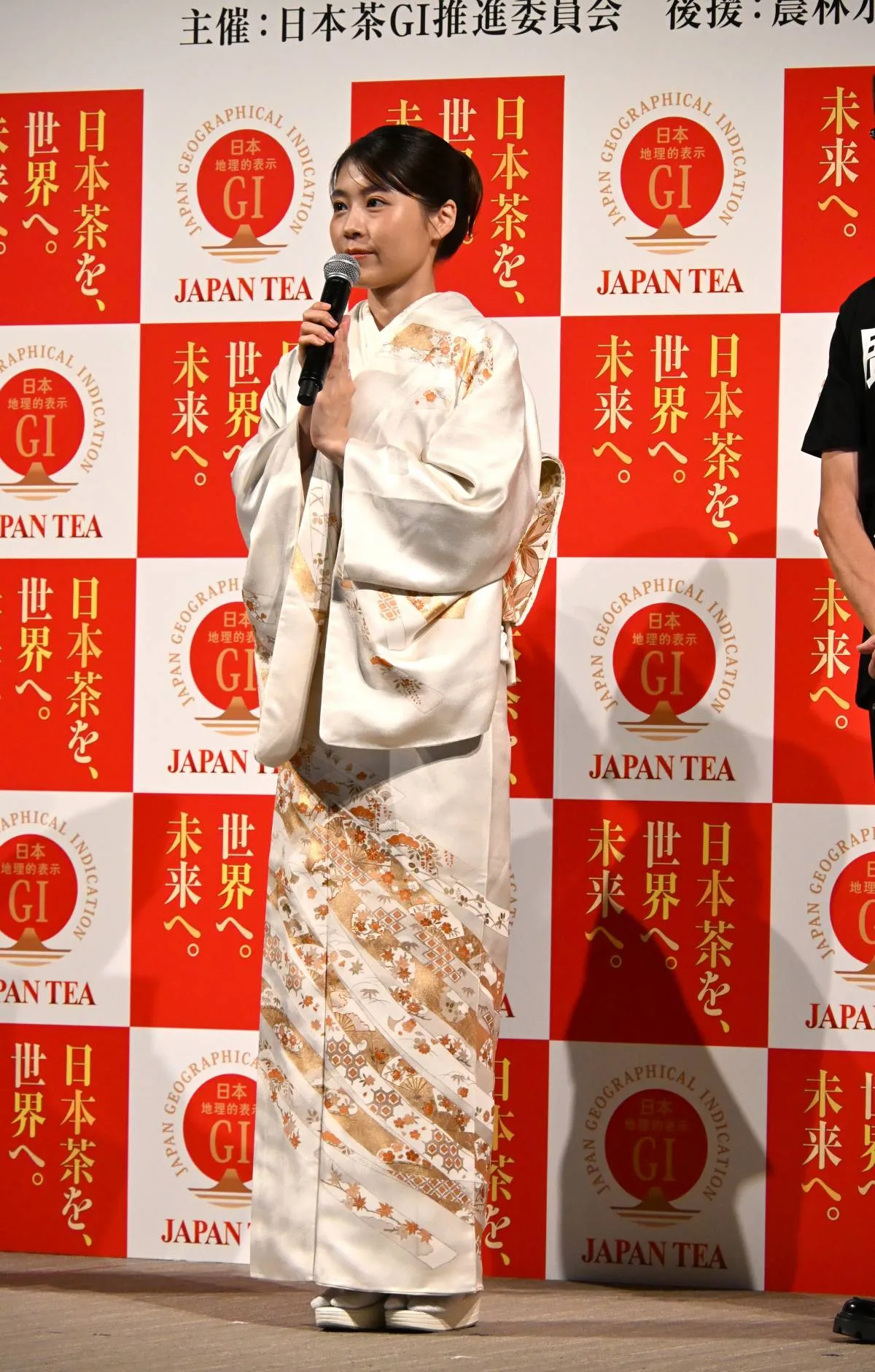 有村架純、艶やか着物姿で登場　茶道で日本の文化や情緒を感じる「無心になれるので、とても好きです」