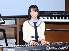 AKB48新バンドのキーボード担当・新井彩永、イベントで「ヘビーローテーション」生演奏　ピアノ演奏とバンドの違いも語る