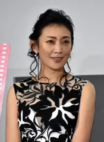 田中美里、“デコルテ全開”和装ドレス姿に反響　生花を使った髪型や肩あらわなバックショットも「わあ～凄く素敵で可愛い♡」「素晴らしいアレンジ」