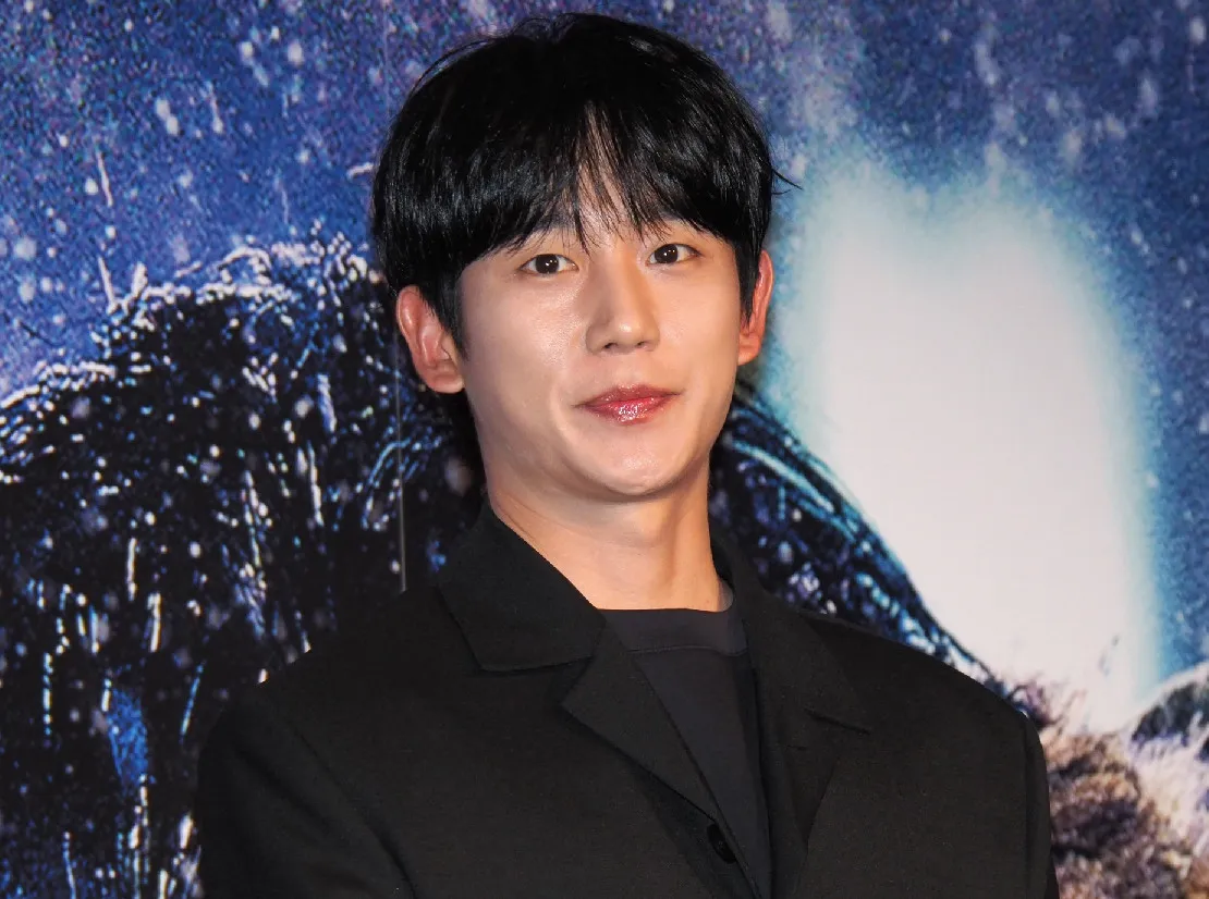 チョン・ヘイン、黒レザー×赤ベンツでクールな笑顔　「この車に乗って会いに来てください」「完璧で完璧」