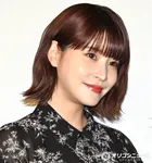 岸明日香、弾けるような美ボディ輝く撮影オフショットに反響「ハンコック？」「スタイルすごい…！」　“ぱっつんロング”のレア姿でポーズ