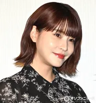 岸明日香、弾けるような美ボディ輝く撮影オフショットに反響「ハンコック？」「スタイルすごい…！」　“ぱっつんロング”のレア姿でポーズ