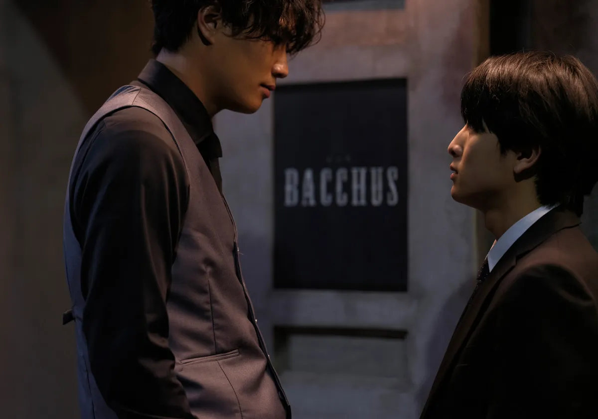 鈴木伸之×柏木悠『羊の皮を着たケモノ』シーン写真公開　夜の街で緊張感あふれる姿