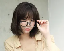身長167cm、異色経歴のコスプレイヤー×グラドル・真中つぐ、黒縁めがね姿で抜群のプロポーション見せる