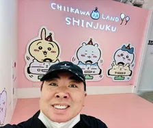 『ちいかわ』にハマったドランクドラゴン塚地、“推し”になりきり…ぬいぐるみとの2ショットに「そっくり」「実写版のキャストさんですね！」