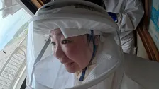 やす子、住宅街に潜むキイロスズメバチと対峙　巨大な巣と激闘　25日放送『危険生物バスターズ13』