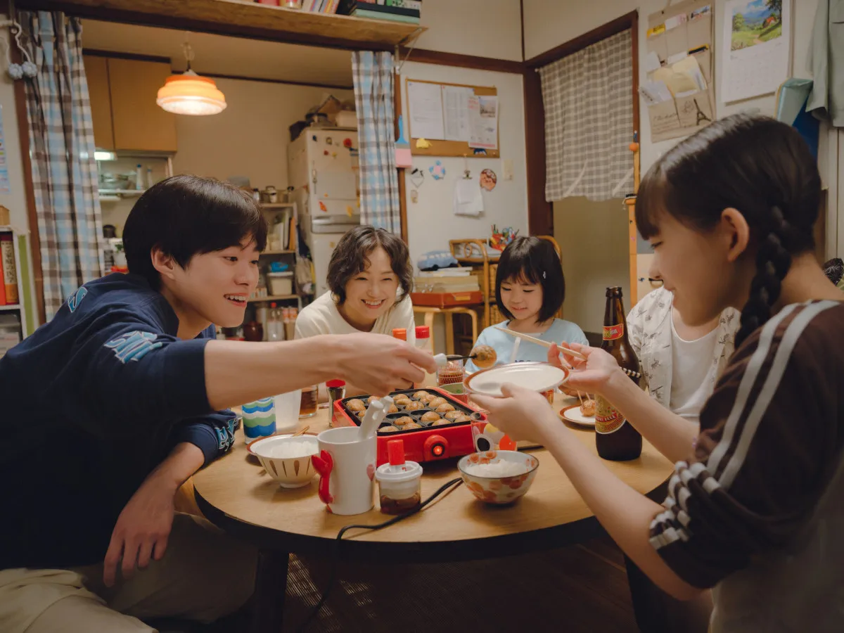 なにわ男子・大橋和也“イシカワ”、笑顔の家族団らんから一転…いじめに怯える姿も　『人生を変えたコント』場面写真解禁