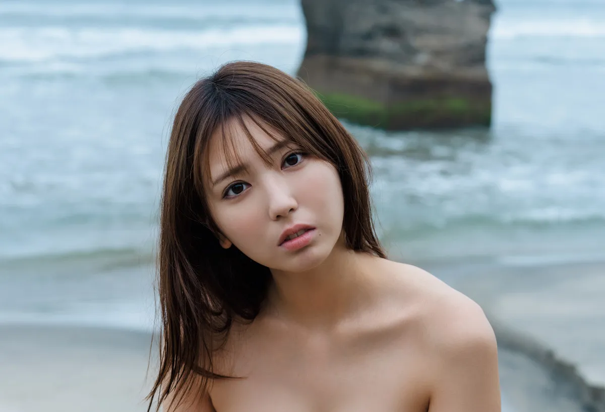グラビア界のトップスター・沢口愛華、新グラビアムック「BLTISM」表紙・巻頭で映画のような美身を披露