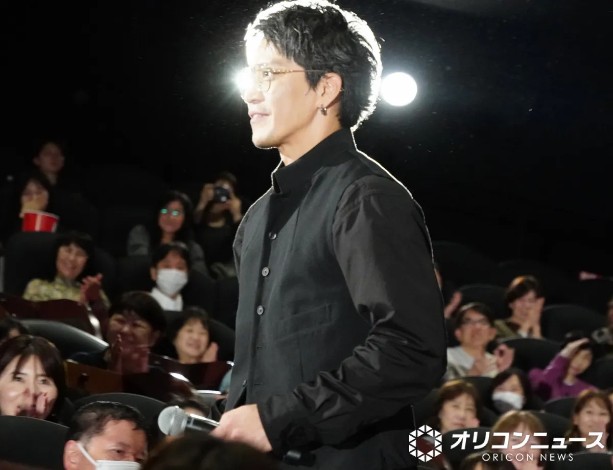 小栗旬、ファンに神対応　客席に降りてノベルティ手渡し「やれって言われたから（笑）」
